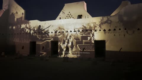 اماكن سياحيه ترفيهيه اثريه مشهوره, أسوار الدرعية القديمة الطينية, اماكن ومعالم سياحيه تراثية , أسوار قصر سلوى في الدرعية القديمة, احتفالات ومهرجانات في الرياض في المملكة العربية السعودية, مطل ومنتزه البجيري المضاء في حي الطريف في الليل