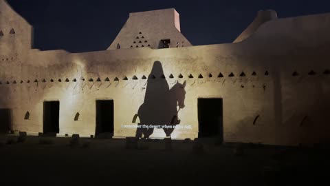 اماكن سياحيه ترفيهيه اثريه مشهوره, أسوار الدرعية القديمة الطينية, اماكن ومعالم سياحيه تراثية , أسوار قصر سلوى في الدرعية القديمة, احتفالات ومهرجانات في الرياض في المملكة العربية السعودية, مطل ومنتزه البجيري المضاء في حي الطريف في الليل