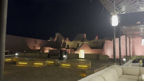 احتفالات ومهرجانات في الرياض في المملكة العربية السعودية, مطل ومنتزه البجيري المضاء في حي الطريف في الليل، اماكن سياحيه ترفيهيه اثريه مشهوره, أسوار الدرعية القديمة الطينية, اماكن ومعالم سياحيه تراثية , أسوار قصر سلوى في الدرعية القديمة