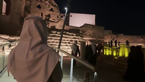 اماكن ومعالم سياحيه تراثية مشهوره, أسوار قصر سلوى في الدرعية القديمة, احتفالات ومهرجانات في الرياض في المملكة العربية السعودية, مطل ومنتزه البجيري المضاء في حي الطريف في الليل