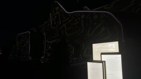 معالم أثرية تاريخية قديمة، المباني والبيوت الأثرية الطينية في الدرعية القديمة بمدينة الرياض، لافتة تعريفية مضاءة امام أسوار قصر سلوى في البجيري في حي الطريف، تأسيس الدولة السعودية الأولى 1727م، الأماكن السياحة التراثية في الممكلة العربية السعودية