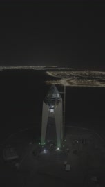 الفن الهندسي المعماري على الطراز الحديث، تصوير درون لبرج الجوهرة في مدينة حائل في وقت الليل في المملكة العربية السعودية