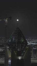 الفن الهندسي المعماري على الطراز الحديث، تصوير درون لبرج الجوهرة في مدينة حائل في وقت الليل في المملكة العربية السعودية