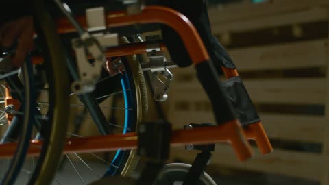 تأمين معدات لمساعدة اصحاب الهمم في المملكة العربية السعودية، كرسي متحرك لذوي الإعاقة يتحرك ببطء