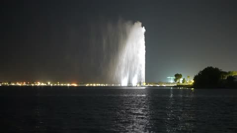 نافورة الملك فهد في البحر الأحمر ، منظر طبيعي مشهور في المملكة العربية السعودية، الواجهه البحرية لمدينة جدة عروس البحر، مكان ومعلم جذب سياحي