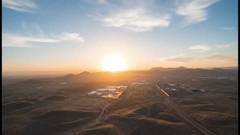 لقطة درون تايم لابس لغروب الشمس في العمارية في مدينة الرياض، الكثبان الرملية الناعمة في المملكة العربية السعودية