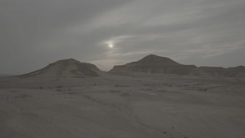 تصوير درون  لغروب الشمس في صحراء العمارية في مدينة الرياض، الكثبان الرملية الناعمة في المملكة العربية السعودية