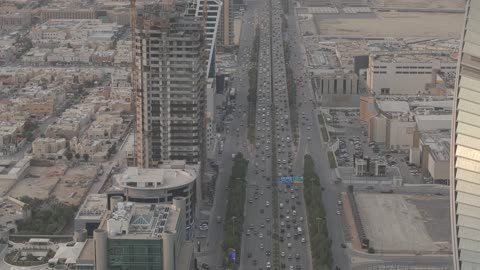 مركز الملك عبد الله المالي (كافد) بالرياض ، المنشأت المعمارية في المملكة، الاجواء الضبابية والغائمة, فنون وتصاميم هندسية معمارية مميزة للمباني الاقتصادية وناطحات السحاب، الشركات الراقية الرائدة في الخدمات المصرفية والتكنولوجيا المالية