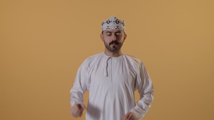 ضرورة أخذ قسط من الراحة والاسترخاء، الشعور بالنعاس والحاجة للنوم، إيماءات التعب والإرهاق، بورتريه لرجل عربي خليجي عماني يرتدي الدشداشة و الكمة يفتح يديه بتعابير التمدد، خلفية برتقالية