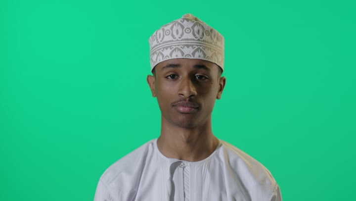 رجل عماني يقوم بإيماءة الرفض أمام خلفية خضراء