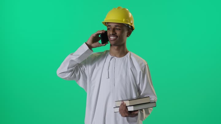 مهندس سعودي يتحدث بالهاتف كروما خضراء