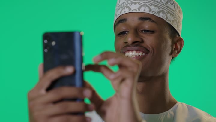 رجل عماني يستخدم الهاتف الذكي كروما خضراء