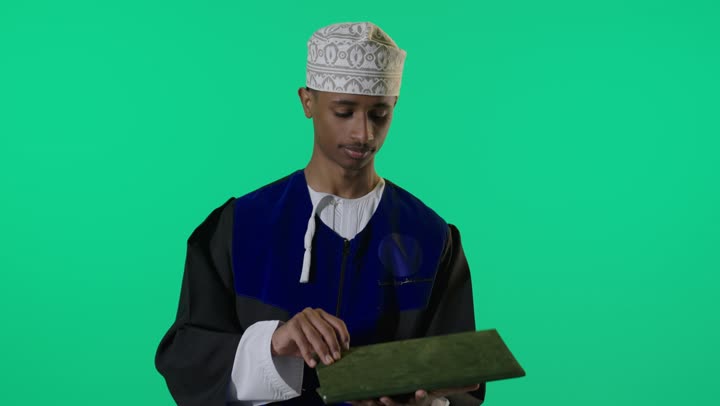 طالب عماني بزي التخرج خلفية خضراء كروما