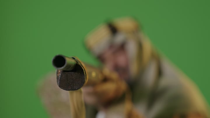 ارتداء الزي الشعبي في مناسبة وطنية, ذكرى تأسيس الدولة السعودية الأولى1727م,  مفهوم حب الوطن والانتماء اليه, يوم بدينا 22 فبراير, بورتريه لرجل كبير بالسن عربي خليجي سعودي يرتدي البشت والعقال يقف ويحمل البندقية السعودية ، خلفية خضراء، كروما