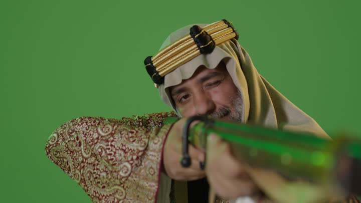 ذكرى تأسيس الدولة السعودية الأولى1727م, ارتداء الزي الشعبي في مناسبة وطنية, مفهوم حب الوطن والانتماء اليه, يوم بدينا 22 فبراير, بورتريه لرجل كبير بالسن عربي خليجي سعودي يرتدي البشت والعقال يقف ويحمل البندقية السعودية ، خلفية خضراء، كروما