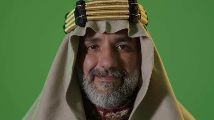 يوم بدينا 22 فبراير, ارتداء الزي الشعبي في مناسبة وطنية, مفهوم حب الوطن والانتماء اليه, ذكرى تأسيس الدولة السعودية الأولى1727م, بورتريه لرجل كبير بالسن عربي خليجي سعودي يرتدي البشت  والعقال ينظر بتعابير الشموخ والفخر والسعادة ، خلفية خضراء ، كروما