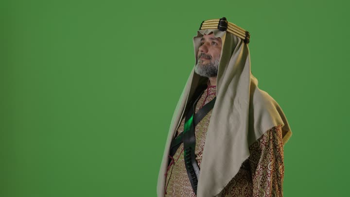 مفهوم حب الوطن والانتماء اليه, ارتداء الزي الشعبي في مناسبة وطنية, يوم بدينا 22 فبراير, ذكرى تأسيس الدولة السعودية الأولى1727م, بورتريه لرجل كبير بالسن عربي خليجي سعودي يرتدي البشت  والعقال ينظر بتعابير الشموخ والفخر والسعادة ، خلفية خضراء ، كروما
