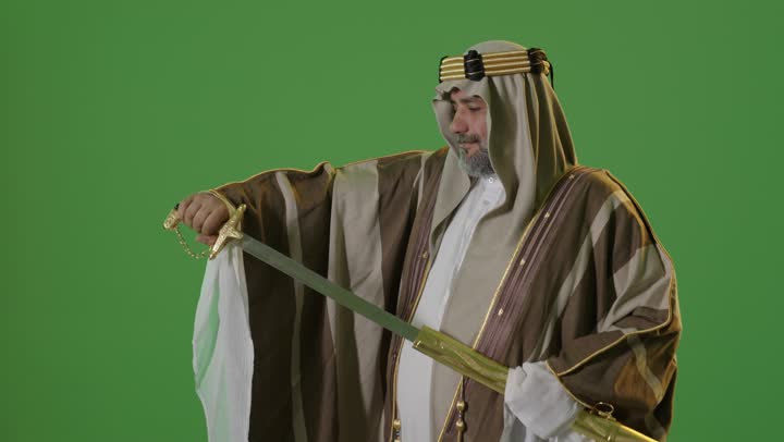 ذكرى تأسيس الدولة السعودية الأولى1727م,  مفهوم حب الوطن والانتماء اليه, يوم بدينا 22 فبراير, ارتداء الزي الشعبي في مناسبة وطنية, بورتريه من الجانب لرجل كبير بالسن عربي خليجي سعودي يرتدي البشت والعقال يمسك بيده السيف، خلفية خضراء، كروما