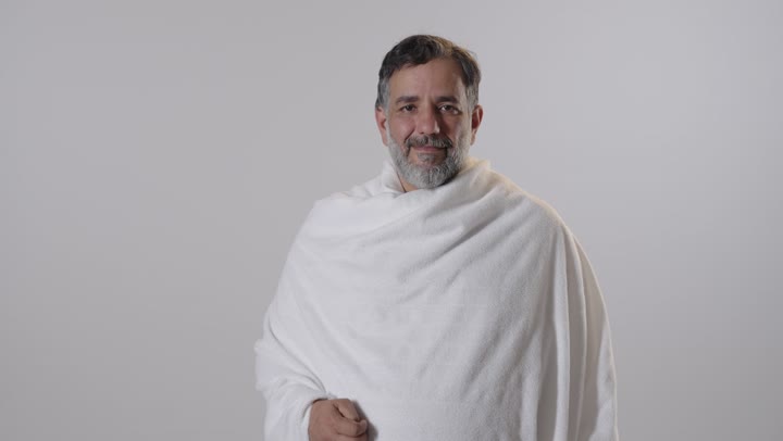 رجل عربي بملابس الإحرام في استوديو