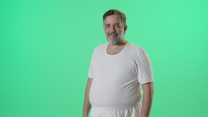 رجل بوضعية مكتوف الأيدي أمام كروما خضراء