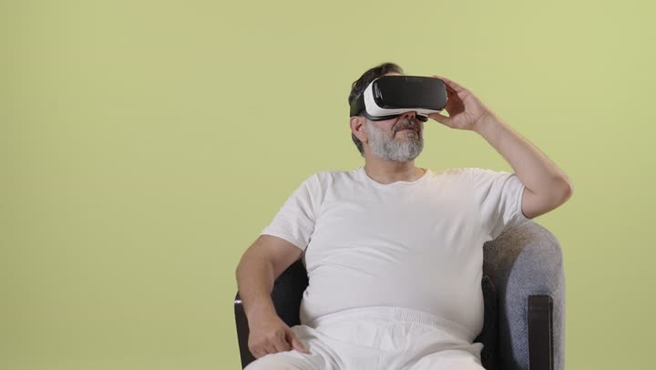 رجل يستخدم نظارة الواقع الافتراضي في الداخل