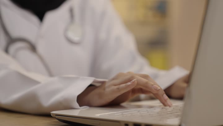 طبيبة سعودية تستخدم الكمبيوتر المحمول في المكتب الطبي