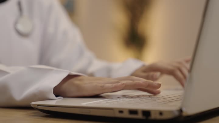 طبيبة تستخدم الحاسوب المحمول في العيادة الطبية