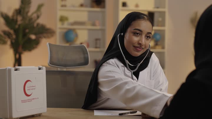 فحص طبيببة سعودية بالحجاب في عيادة طبية