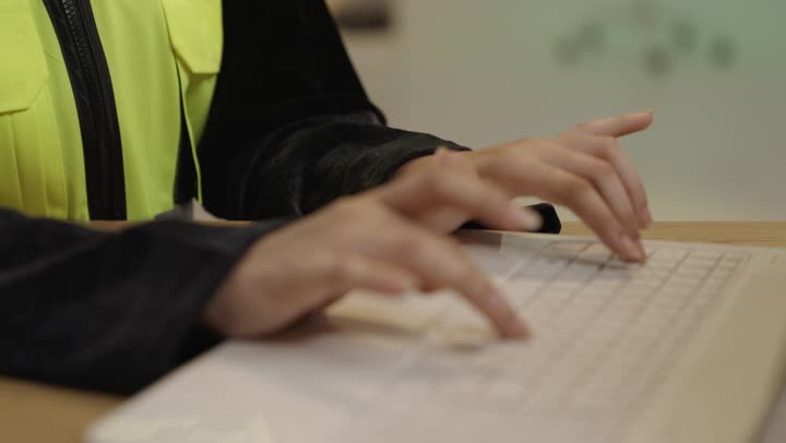 امرأة سعودية تطبع على حاسوب محمول لقطة قريبة