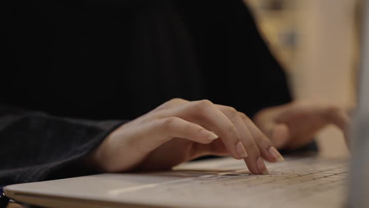 لقطة قريبة ليدي امرأة تكتب على لوحة مفاتيح المحمول