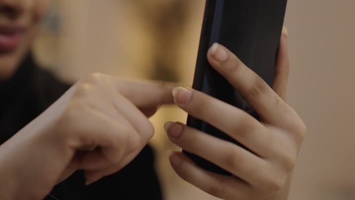 امرأة سعودية تستخدم هاتف ذكي لقطة مقربة