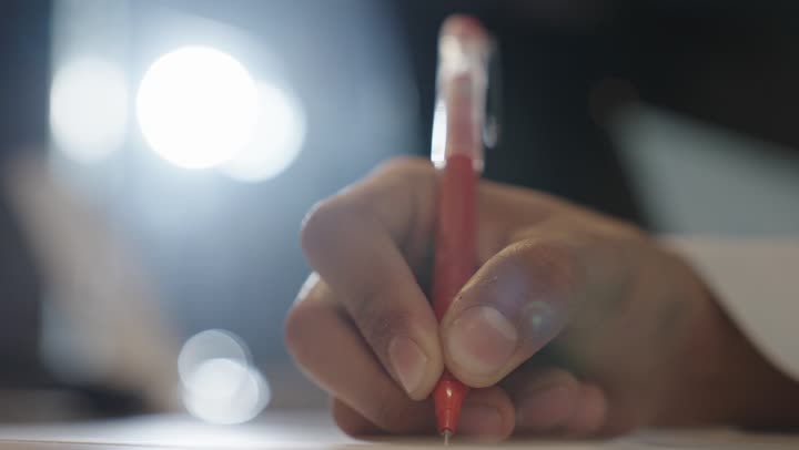 كتابة المعلومات المهمة بالقلم الجاف , رجل عربي خليجي سعودي يكتب التقارير اليومية بالطريقة التقليدية , تصوير مقرب