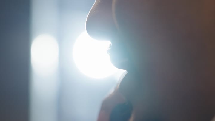 اتمام العمل من اي مكان باستخدام الهاتف المحمول , رجل عربي خليجي سعودي يتحدث عبر الجوال , القيام بالاعمال اليومية بسهولة , توفير الوقت و الجهد