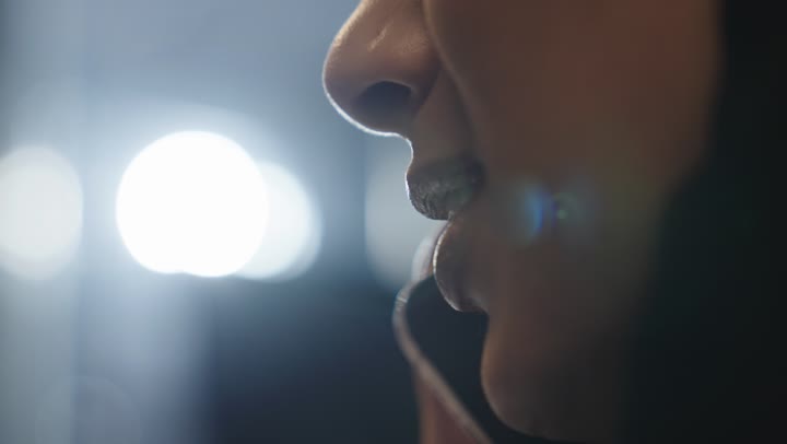 توضيح المهمات المطلوبة عبر المكالمات الهاتفية , امرأة عربية خليجية سعودية محجبة ترتدي العباءة السوداء تتكلم عبر الهاتف المحمول , تصوير مقرب