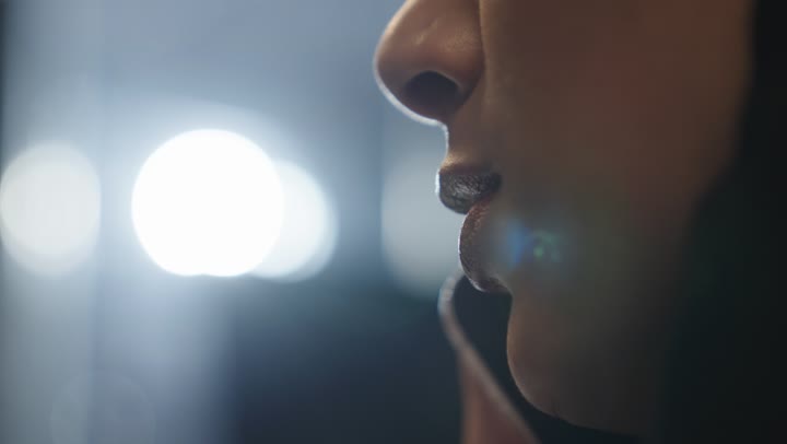 سهولة الوصول الي زملاء العمل خارج المنطقة باستخدام الاجهزة التقنية الحديثة , امرأة عربية خليجية سعودية محجبة ترتدي العباءة السوداء تتحدث عبر الهاتف المحمول , تصوير مقرب