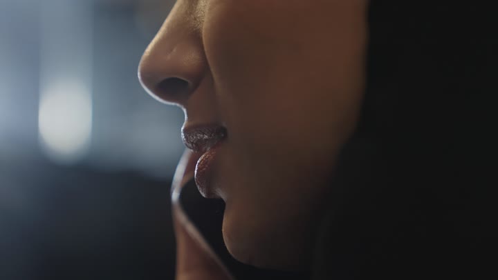 استخدام التطبيقات الهاتفية المتعددة لاجراء المكالمات الخاصة بالاعمال, امرأة عربية خليجية سعودية محجبة ترتدي العباءة السوداء تتحدث عبر الجوال , تصوير مقرب