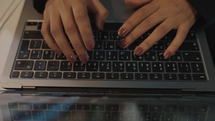 الكتابة باحترافية تامة على جهاز الحاسوب المتنقل , امرأة عربية خليجية سعودية ترتدي العباءة السوداء تقوم بتدوين بيانات المشروعات على الجهاز التقني تقني