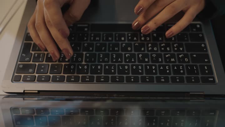 كتابة التقارير اليومية الخاصة بالعمل على جهاز الحاسوب المتنقل , امرأة عربية خليجية سعودية ترتدي العباءة السوداء تقوم بتسجيل الملاحظات الخاصة بالمشروعات القائمة , تسهيل الروتين اليومي العملي على الموظفين