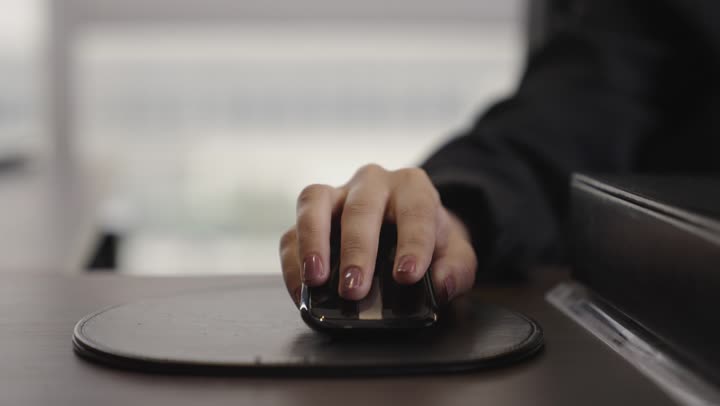 النقر على جهاز التأشير للوصول الى المجلدات المحفوظة على جهاز الحاسب , فأرة حاسوب لاسلكية لسهولة الاستخدام , قطعة جلدية سوداء ناعمة لتسهيل الحركة