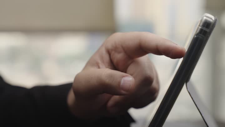 الوصول للمجلدات المحفوظة على الجهاز التقني , رجل اجنبي يرتدي البذلة الرسمية السوداء , لمس الشاشة و سهولة العمل في اي مكان ووقت ,