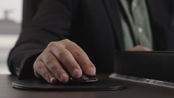 استخدام جهاز التأشير اللاسلكي لتسهيل الوصول الى الملفات المسجلة على الجهاز التقني , رجل اجنبي يرتدي البذلة الرسمية ينقر على فأرة الحاسوب