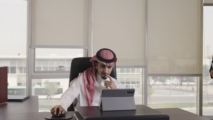 الدخول الى مكتب المدير في الشركة , رجل اجنبي يرتدي نظارات و بذلة رسمية يحضر بعض التقارير الخاصة بالعمل الى مدير الفريق , رجل عربي خليجي سعودي يرتدي الثوب الابيض و الشماغ الاحمر تظهر على وجهه تعابير السعادة عند استقبال الزميل , ايماءات التحية و السلام