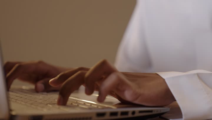 بورتريه مقرب ليد لطالب عربي خليجي سعودي يقوم بالنقر على الحاسوب , متابعة الحصص و حل الواجبات عبر الانترنت, المذاكرة و الدراسة عن بعد، مفهوم التعليم الإلكتروني, خلفية بيج