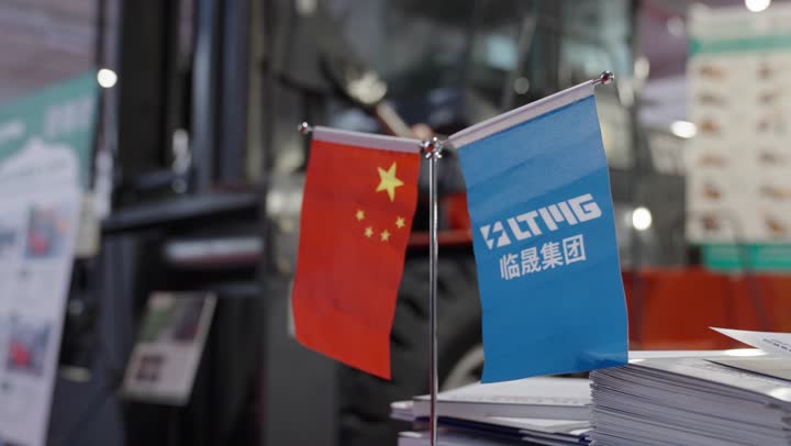 تعزيز التعاون التجاري بالرياض يوم ٢٢ من ديسمبرفى المملكة السعودية ، علمان لجناح شركة صينية و علم الصين الصغيرة, فرص تجارية واستثمارية واعدة, تجربة مباشرة لأحدث الهواتف والأجهزة الذكية فى معرض البيت الصيني