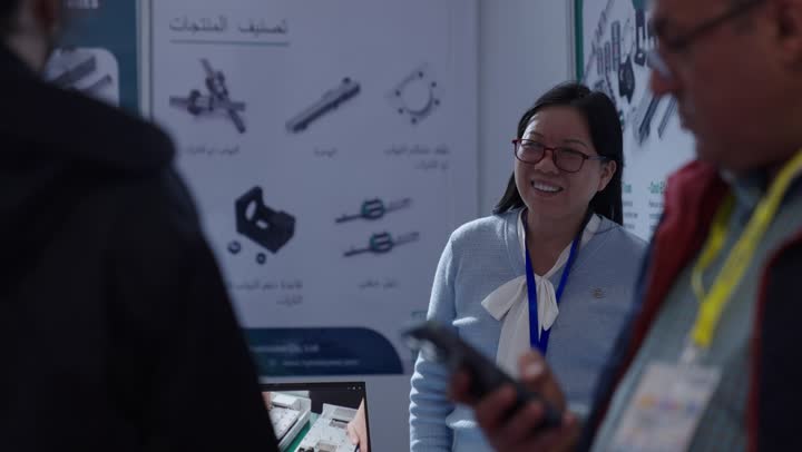 عارضة صينية في معرض البيت الصيني بالرياض