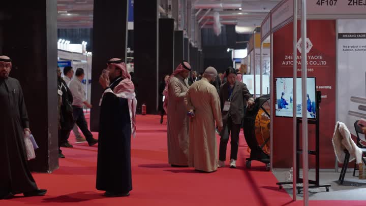 تعزيز التعاون التجاري بالرياض يوم ٢٢ من ديسمبرفى المملكة السعودية ، نقل خبرات صناعية, فرص تجارية واستثمارية واعدة, تجربة مباشرة لأحدث الهواتف والأجهزة الذكية فى معرض البيت الصيني