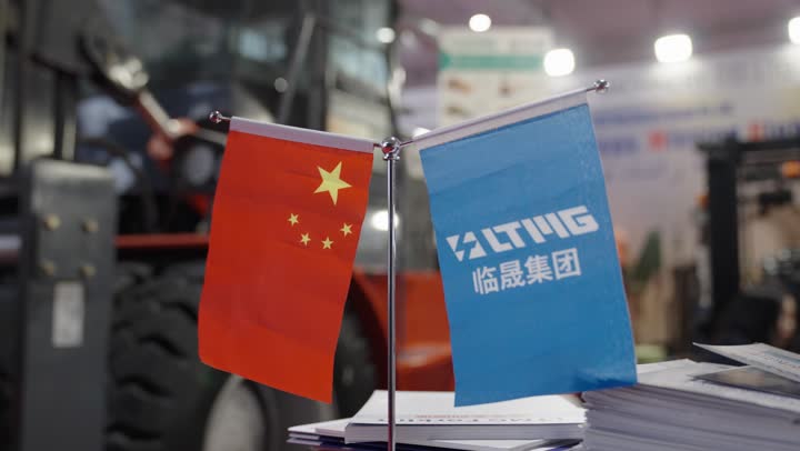 علمان لجناح شركة صينية و علم الصين الصغيرة, تعزيز التعاون التجاري بالرياض يوم ٢٢ من ديسمبرفى المملكة السعودية ، فرص تجارية واستثمارية واعدة, تجربة مباشرة لأحدث الهواتف والأجهزة الذكية فى معرض البيت الصيني