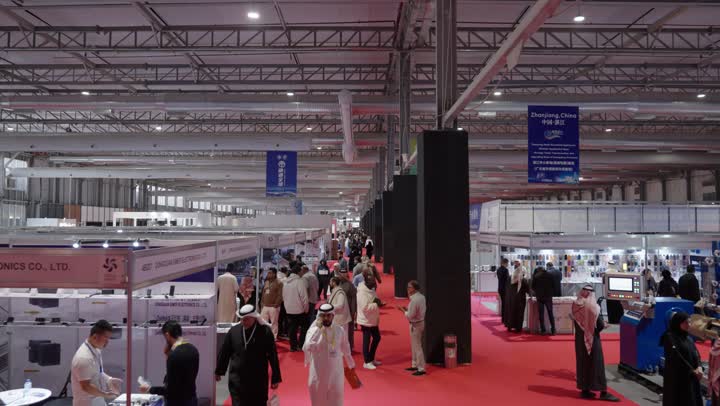 منتجات صينية متنوعه لجميع الزوار ، معرض البيت الصيني بالرياض يوم ٢٢ من ديسمبر، المملكة العربية السعودية ، رحلة بين التراث والفنون الصينية، استكشاف الأثاث والحرف اليدوية، تجربة المأكولات التقليدية