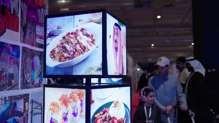 Trying a new recipe, a rotating display holder at the Chinese House exhibition, enhancing trade cooperation in Riyadh on December 22 in the Kingdom of Saudi Arabia, promising business and investment opportunities.