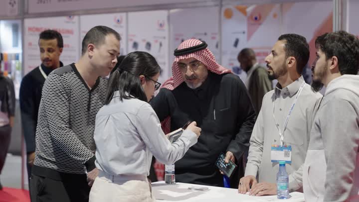 تجربة مباشرة لأحدث الهواتف والأجهزة الذكية فى معرض البيت الصيني , تعزيز التعاون التجاري بالرياض يوم ٢٢ من ديسمبرفى المملكة العربية السعودية ، استكشاف الأثاث والحرف اليدوية ، فرص تجارية واستثمارية واعدة ،الاجهزة و الالات والمعدات الكهربية